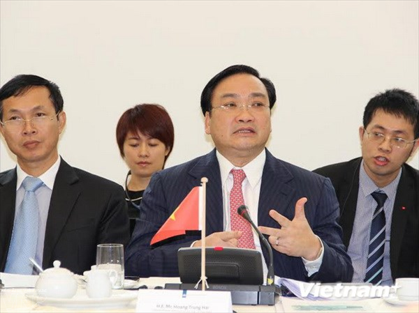 ທ່ານຮອງນາຍົກລັດຖະ ມົນຕີ ຮ່ວາງຈູງຫາຍ ຢ້ຽມຢາມໂຮນລັງ